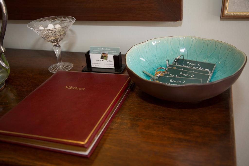 Southbank House Bed & Breakfast Херфорд Екстериор снимка