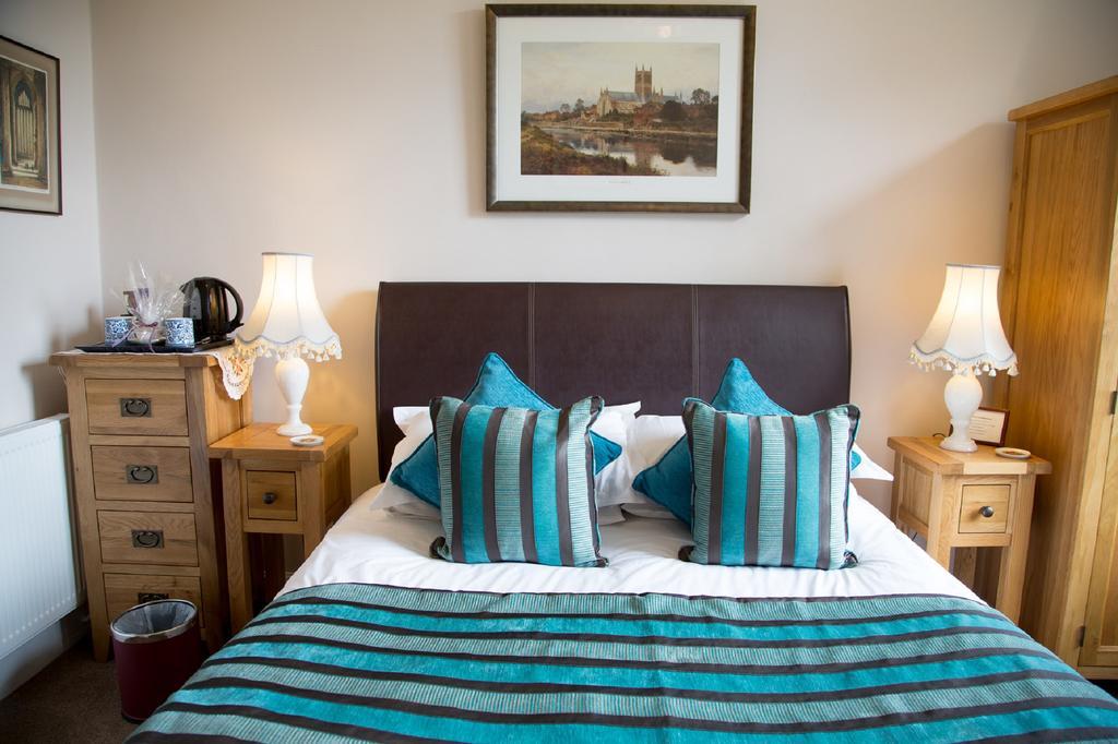 Southbank House Bed & Breakfast Херфорд Екстериор снимка